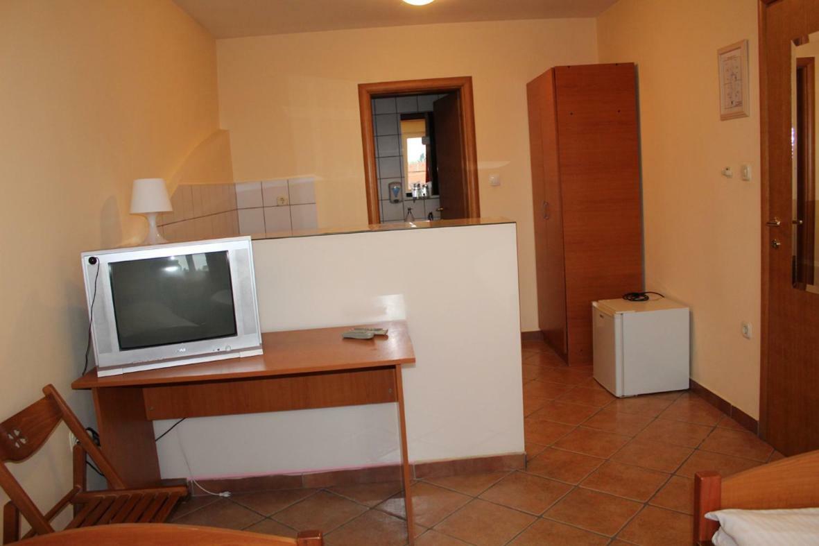 Prenociste "Magnus" Acomodação com café da manhã Slavonski Brod Exterior foto